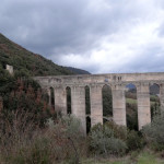 Come and see this roman aqueduct in Umbria on our ski tour